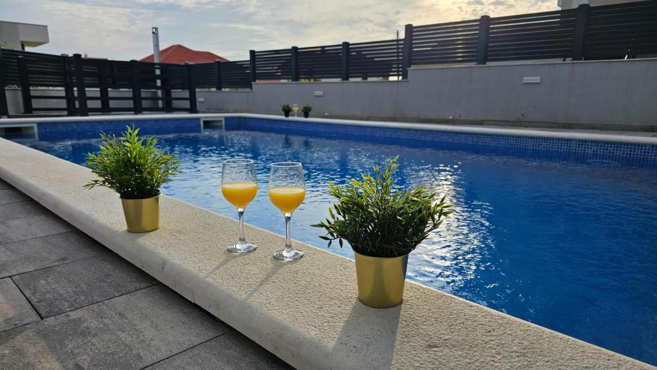 נובליה Apartments Pool Villa Aldura מראה חיצוני תמונה
