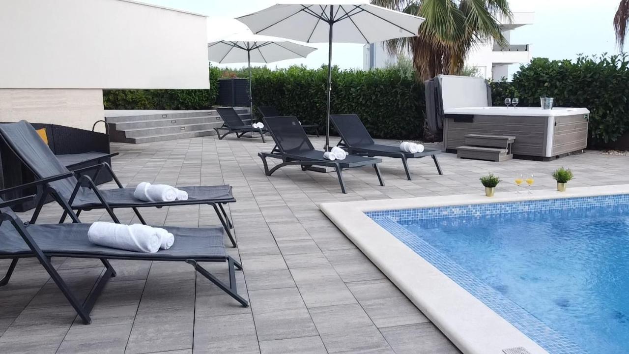 נובליה Apartments Pool Villa Aldura מראה חיצוני תמונה